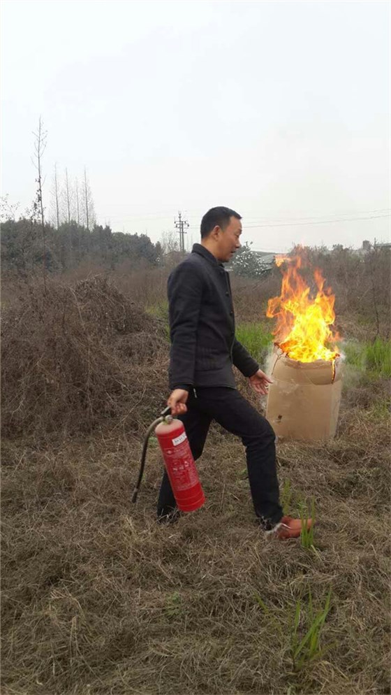 江源鎮(zhèn)領(lǐng)導(dǎo)為壹品歐迪工廠同事演示滅火器用法