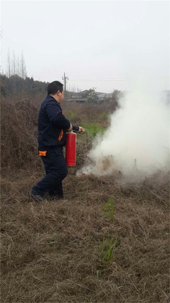 壹品歐迪工藝部劉劍波經(jīng)理演示滅火器用法