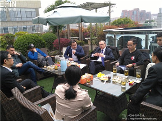 意大利國(guó)家電視5臺(tái)記者和米蘭蒙扎市政府副市長(zhǎng)到公司考察
