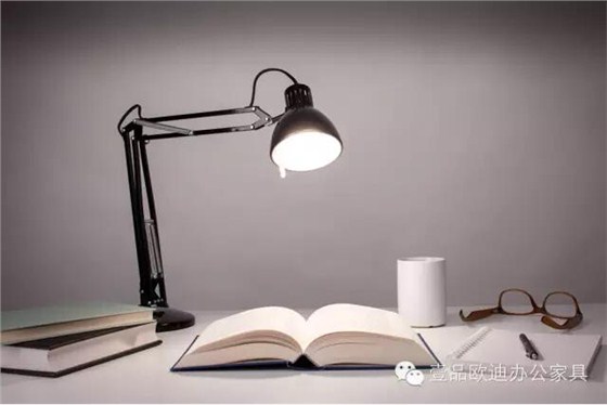 簡單3招，擺脫辦公桌下各種電源線雜亂困擾？