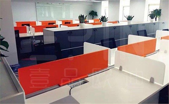 企業(yè)屏風辦公桌選購要注意哪些方面的問題