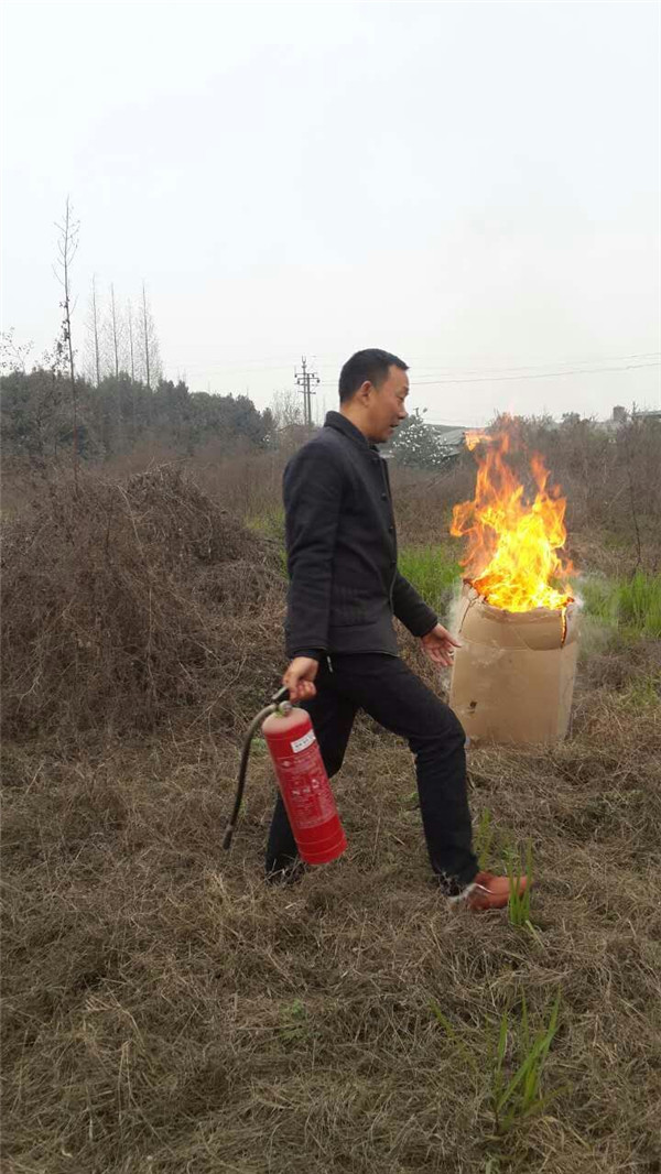 江源鎮(zhèn)領(lǐng)導(dǎo)為壹品歐迪工廠同事演示滅火器用法