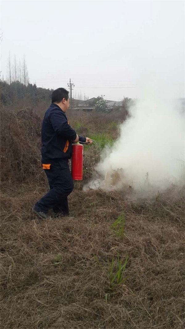 壹品歐迪工藝部劉劍波經(jīng)理演示滅火器用法