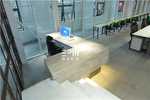 壹品歐迪楓韻系列桌屏辦公桌在筑焱建筑設(shè)計(jì)公司的實(shí)景效果