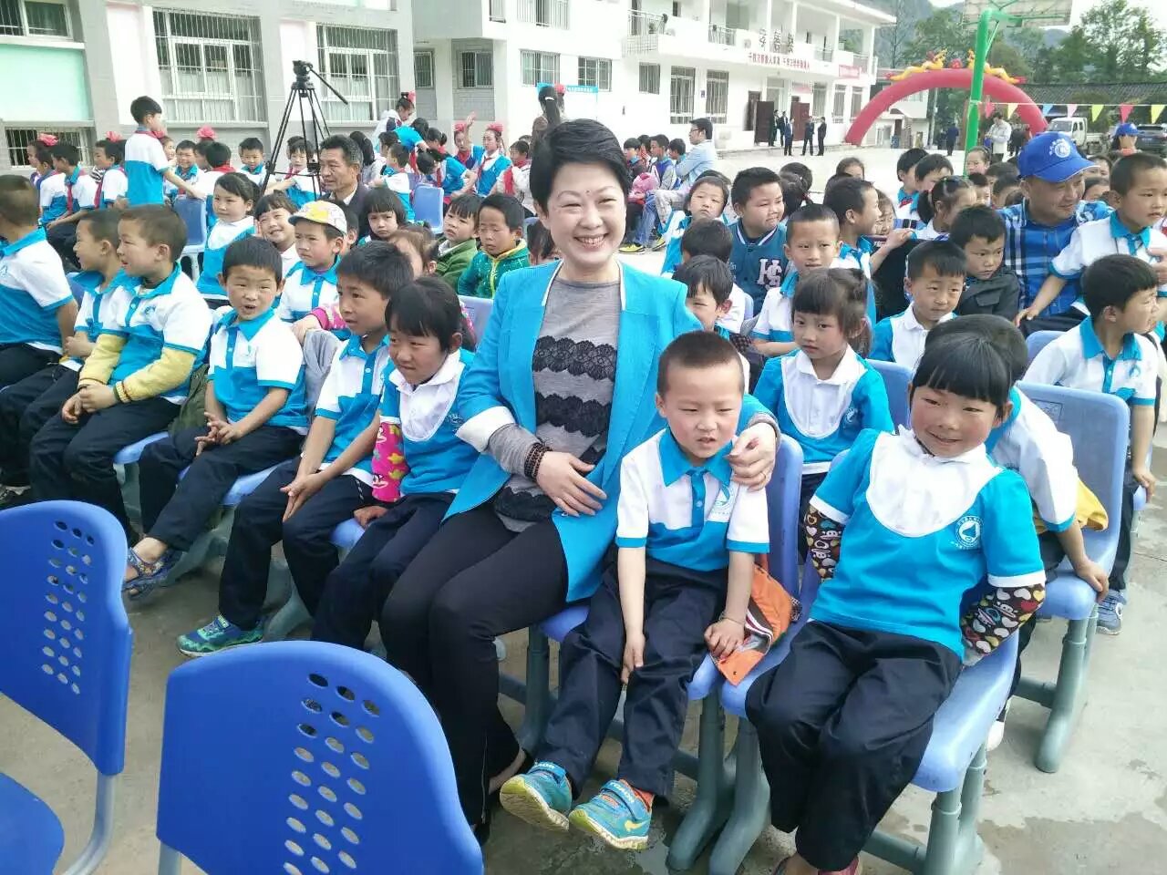 “災后重建 精準扶貧 春暖童心”-壹品歐迪總經理陶秀娟女士與孩子們在一起！