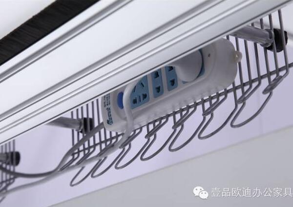 簡(jiǎn)單3招，擺脫辦公桌下各種電源線雜亂困擾？